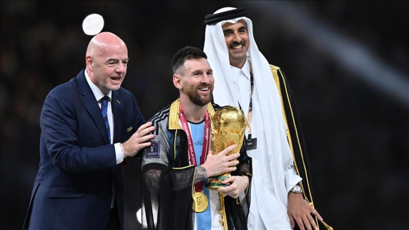 ميسي حاملًا كأس العالم