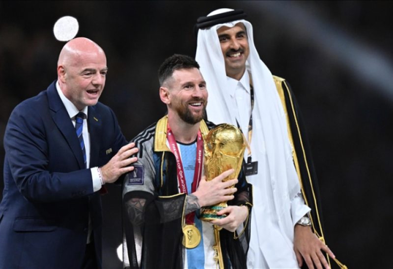 ميسي حاملًا كأس العالم