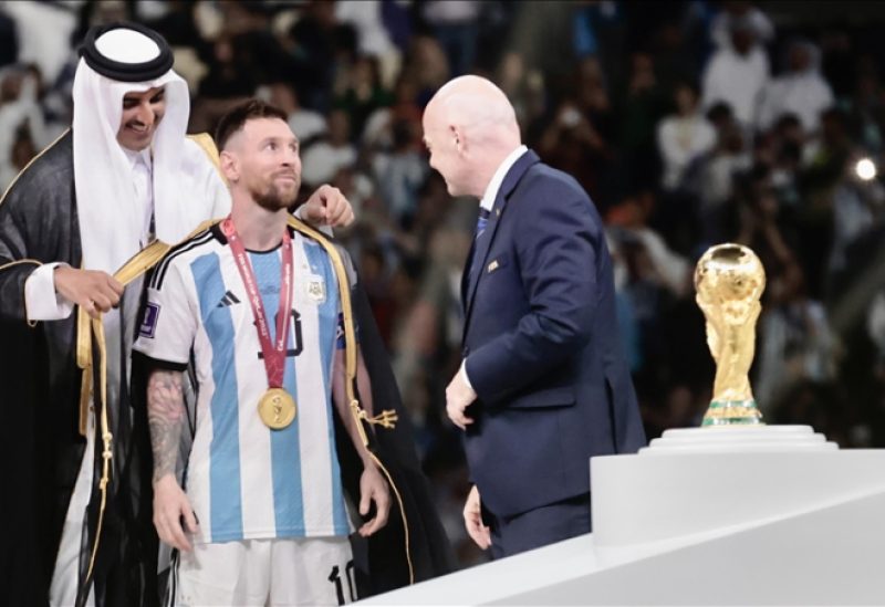 أمير قطر يُلبس ميسي "البشت"