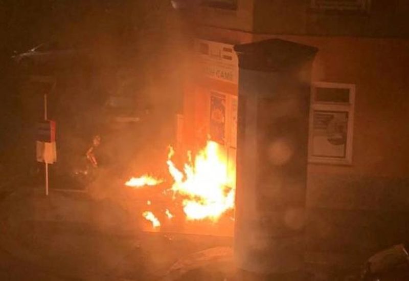 اشتعال النيران في مدخل جامع الفاتح