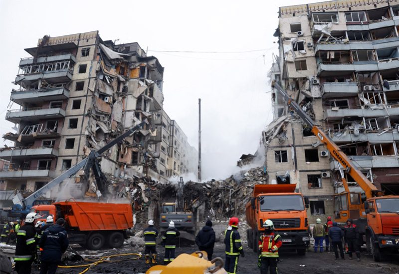 آثار الهجوم الصاروخي الروسي على مبنى سكني في مدينة دنيبرو الأوكرانية