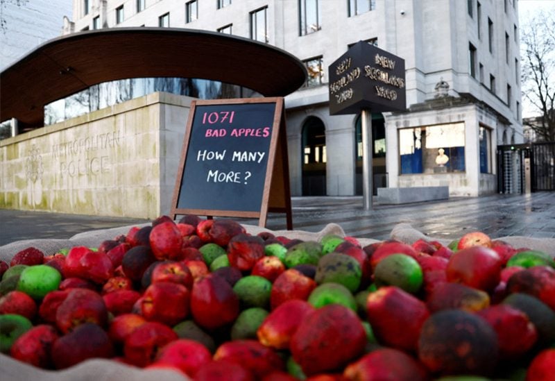 ألف "تفاحة فاسدة" خارج مقر شرطة لندن احتجاجا على العنف ضد المرأة