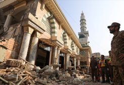 آثار الدمار في مسجد بمدينة بيشاور الباكستانية