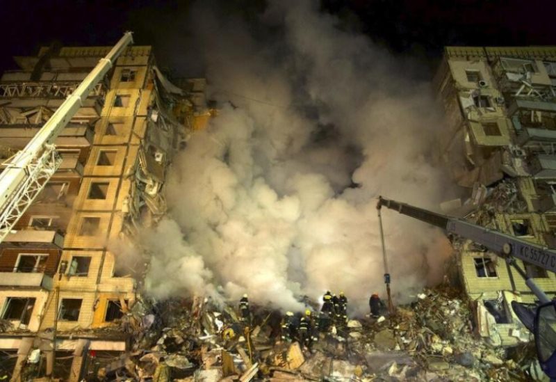 مبنى مدمر في دنيبرو من جراء القصف الروسي