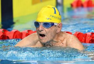 عجوز يمارس رياضة السباحة- تعبيرية