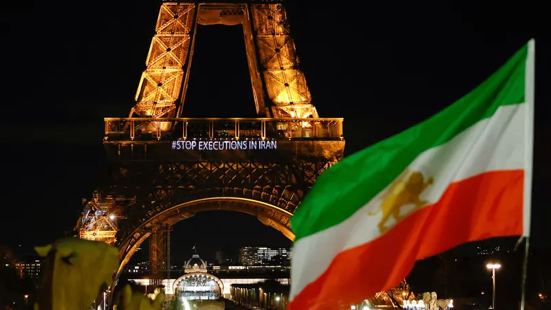 رسالة على برج إيفل في باريس: أوقفوا الإعدامات في إيران