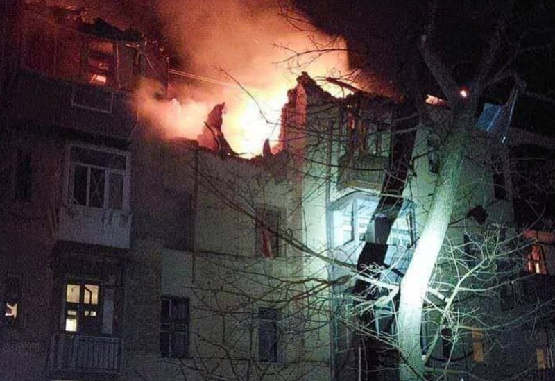 سقوط صاروخ على مبنى سكني في مدينة خاركيف الأوكرانية