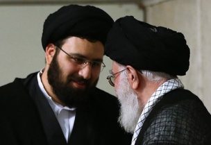 علي خميني حفيد المرشد السابق للجمهورية الإيرانية مع علي خامنئي