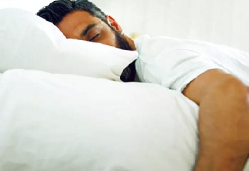 النوم على البطن قد يسبب الصداع وآلام الذراعين وآلام الكتف