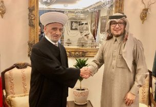 مفتي الجمهورية اللبنانية الشيخ عبد اللطيف دريان وسفير المملكة العربية السعودية في لبنان وليد بخاري