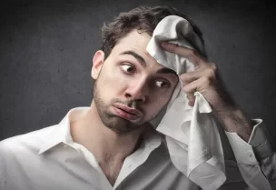 كثرة التعرق قد تكون من علامات النوبة القلبية