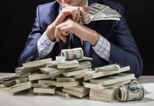 5 أشخاص ربحوا 66 مليار دولار