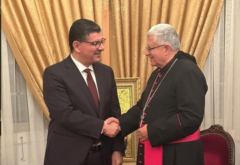الشيخ بهاء الحريري ورئيس أساقفة أبرشية قبرص المارونية المطران سليم صفير