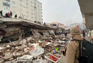 آثار الدمار الذي أحدثه الزلزال المدمر في تركيا