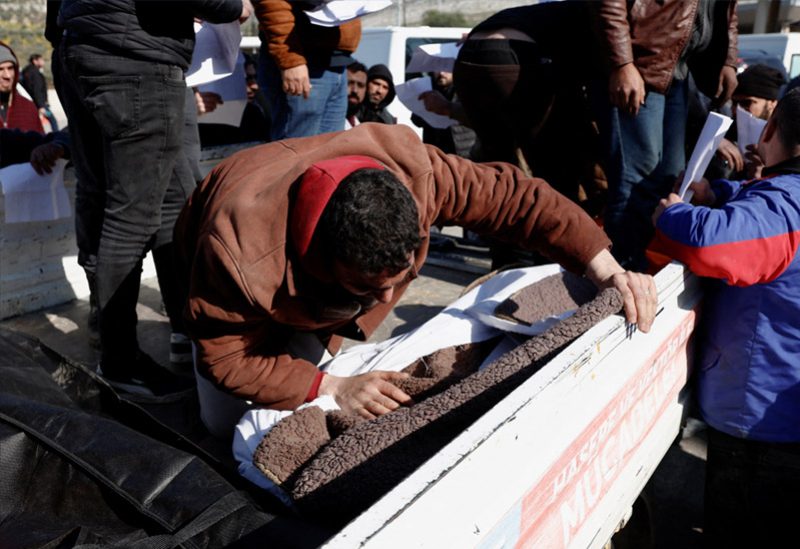 الأتراك يبحثون عن أقاربهم بين ضحايا الزلزال