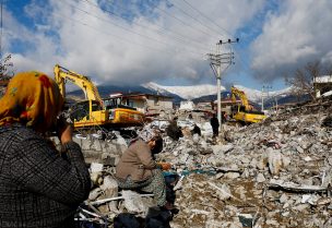ناجين من الزلزال المدمر- رويترز