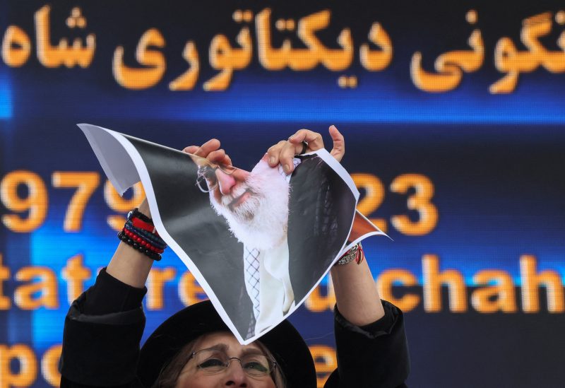 معارضة إيرانية تمزق صورة خامنئي- رويترز