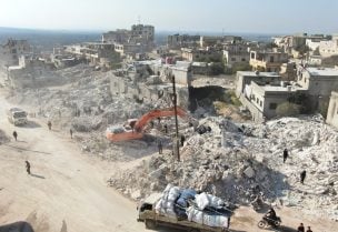 إزالة الأنقاض في مناطق الزلزال بتركيا