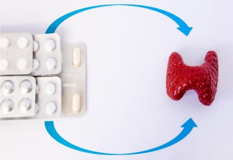 تعمل بعض الأدوية على تقليل نشاط الغدة الدرقية عن طريق تقليل إنتاج بعض هرموناتها