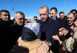 الرئيس التركي رجب طيب أردوغان خلال زيارته المناطق المتضررة من الزلزال