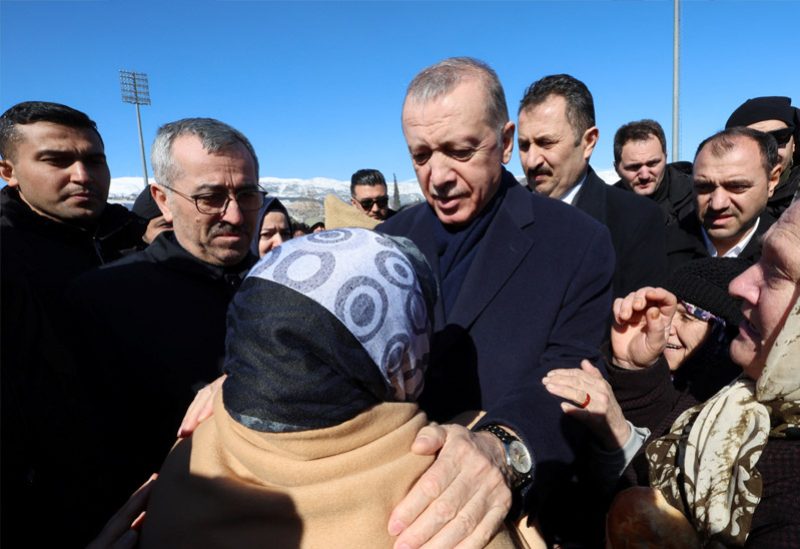 الرئيس التركي رجب طيب أردوغان خلال زيارته المناطق المتضررة من الزلزال