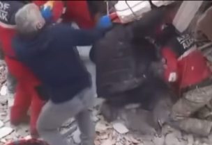 لحظة انهيار المبنى على المسعفين