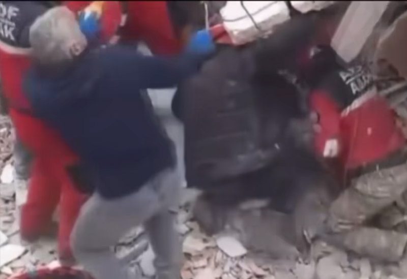 لحظة انهيار المبنى على المسعفين
