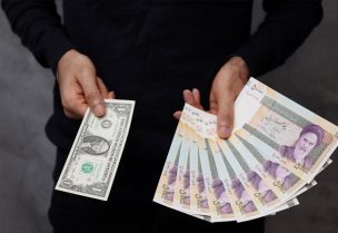 العملة الإيرانية تواصل انهيارها أمام الدولار الأمريكي
