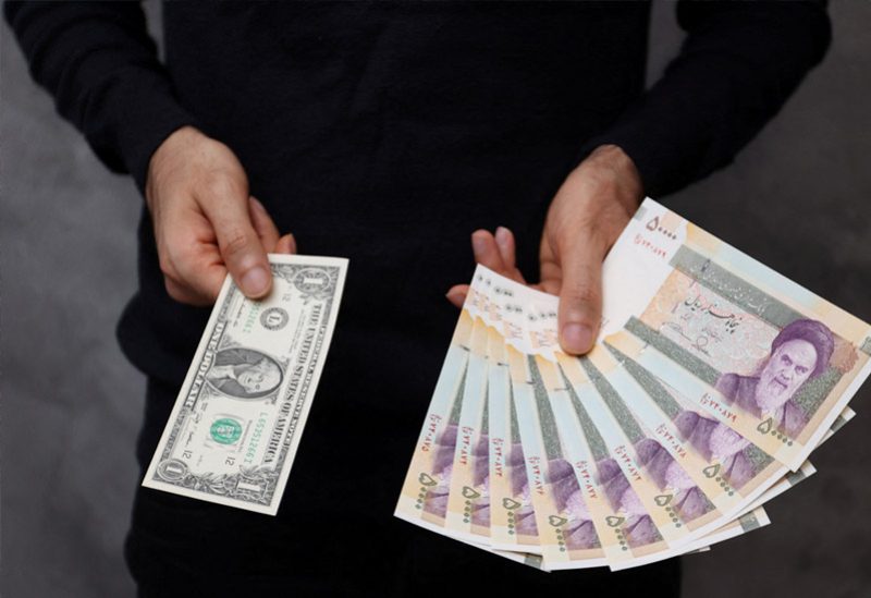 العملة الإيرانية تواصل انهيارها أمام الدولار الأمريكي