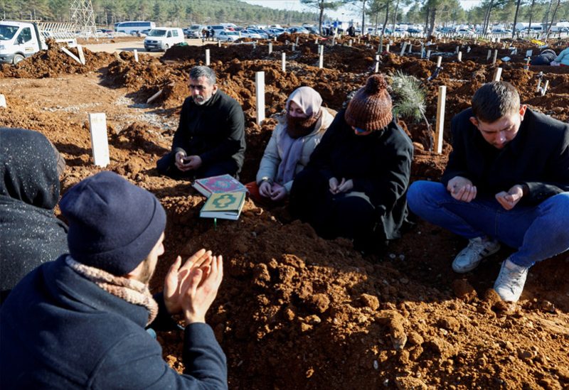 أتراك يدفنون أقربائهم بعد الزلزال المدمر