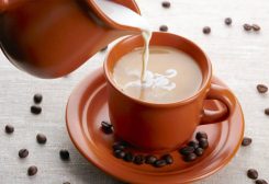 إضافة الحليب إلى القهوة يجعل مضادات الأكسدة الموجودة في القهوة ترتبط ببروتينات الحلي