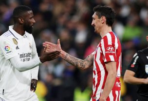 أنطونيو روديجر لاعب ريال مدريد يصافح ستيفان سافيتش لاعب أتليتيكو مدريد