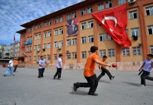 اسطنبول تنقل الطلاب إلى مدارس أكثر مقاومة للزلازل