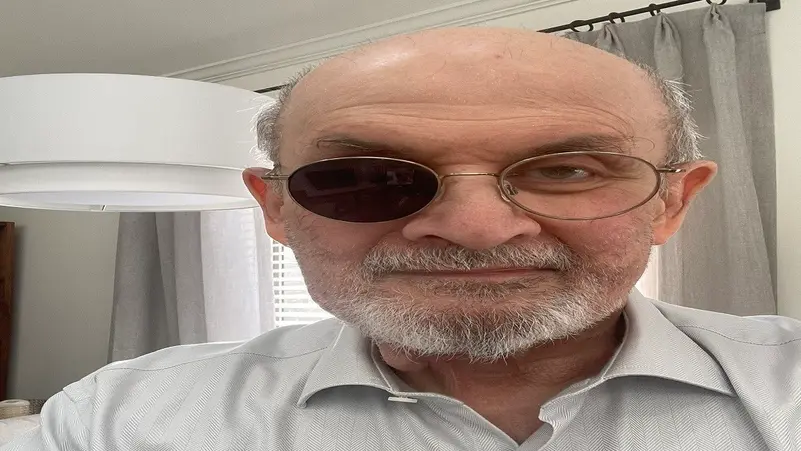 صورة سلمان رشدي من حسابه في تويتر بعد تماثله للشفاء وفقدان عينه