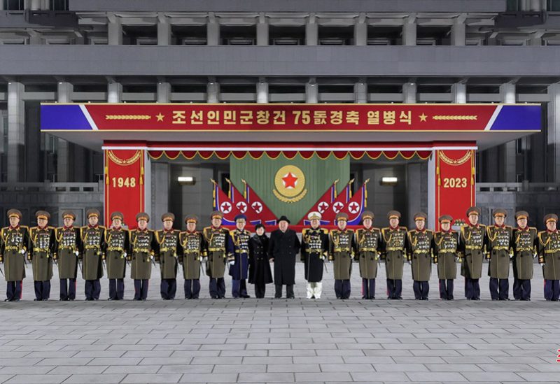 الزعيم الكوري الشمالي كيم جونج أون وابنته وعدد من القادة العسكريين