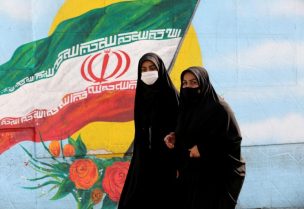 امرأتان في وسط طهران (أ ف ب)