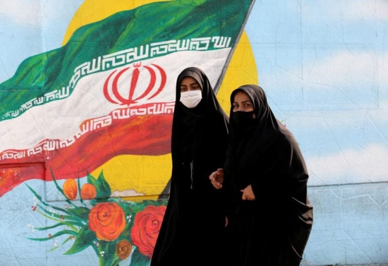 امرأتان في وسط طهران (أ ف ب)