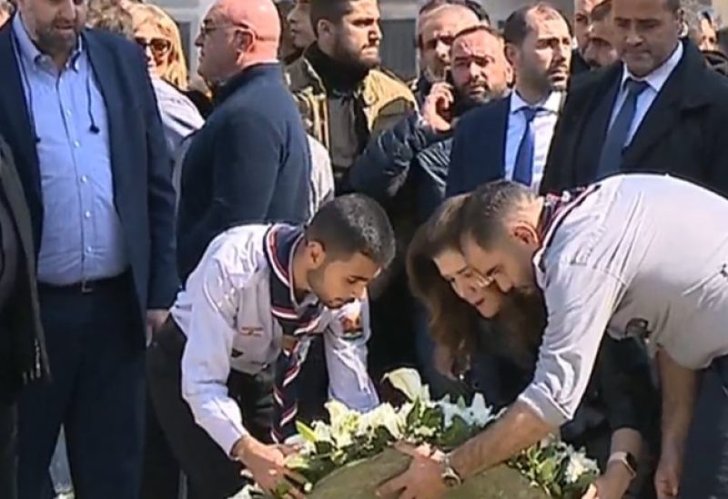 السفيرة الأميركية تضع إكليلًا من الزهر على ضريح الرئيس الشهيد