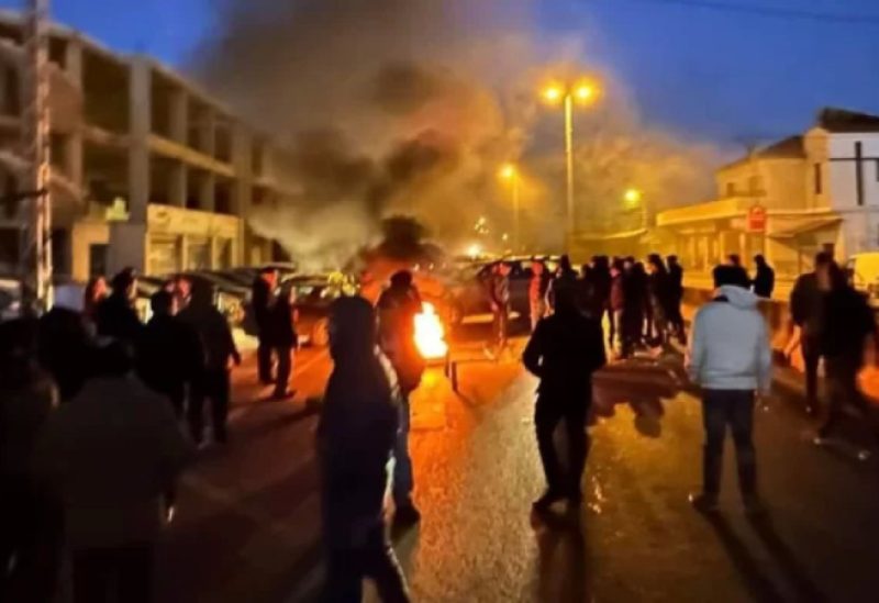 قطع طريق أبلح احتجاجًا على استشهاد أحد عناصر الجيش