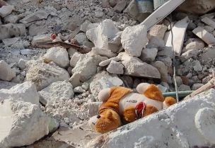 ألعاب الأطفال بين ركام الزلزال في إدلب (الجزيرة)