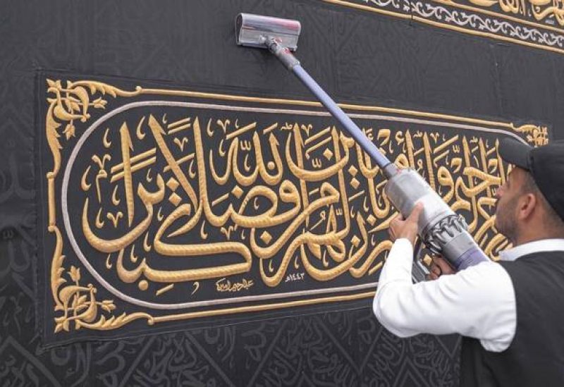 صيانة كسوة الكعبة المشرّفة