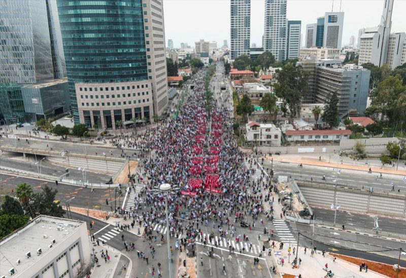 آلاف الإسرائيليين يغلقون الشوارع احتجاجا على خطة التعديلات القضائية