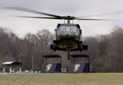طائرة هليكوبتر من طراز UH-60 بلاك هوك تحلق في مدرسة الهجوم الجوي للجيش الأمريكي في فورت كامبل بولاية كنتاكي