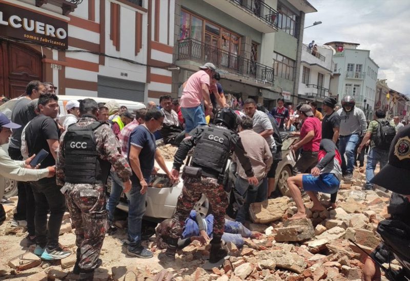 انهيار مبانٍ نتيجة الزلزال الكبير الذي ضرب الإكوادور