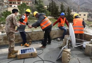 ب مصابيح الإنارة التي تعمل على الطاقة الشمسيّة