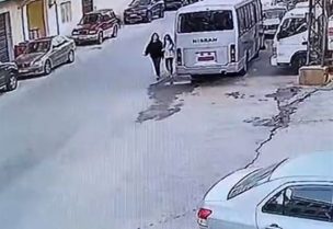 لحظة قيام سيارة بصدم فتاتَيْن