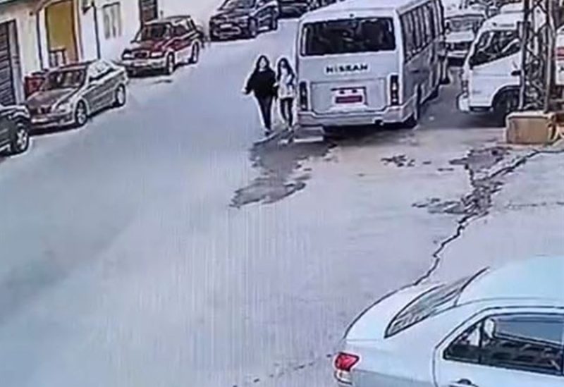 لحظة قيام سيارة بصدم فتاتَيْن