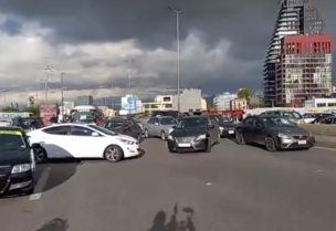قطع الطريق عند تمثال المغترب