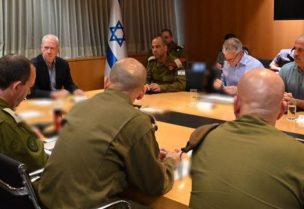 وزير الدفاع الإسرائيلي وقادة الجيش