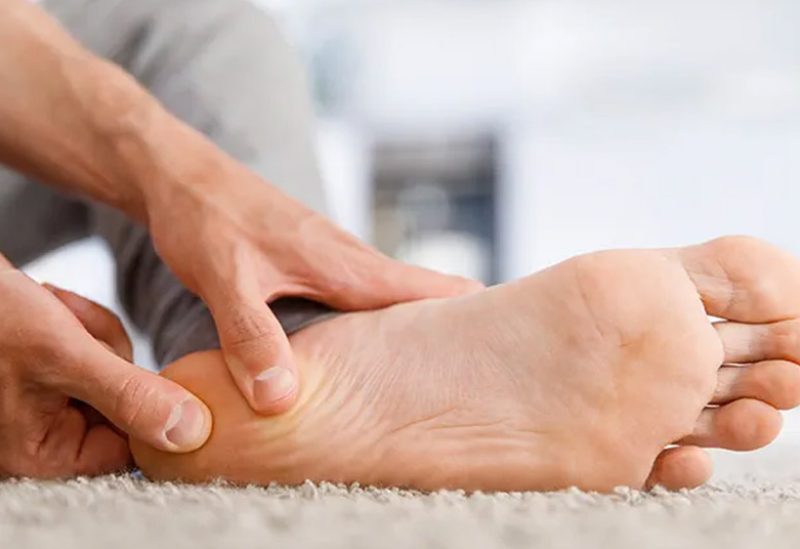 يعد التهاب اللفافة الأخمصية (plantar fasciitis) إحدى مشاكل الأقدام الشائعة